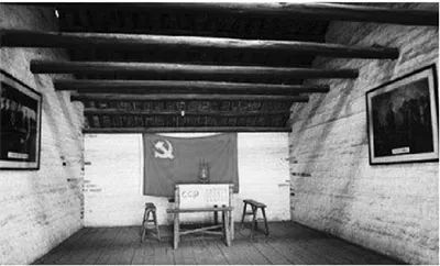   毛泽东主持连队建党的叶家祠小阁楼旧址。1927年9月三湾改编后，毛泽东为健全“支部建在连上”的制度，深入连、排做发展党员的工作。10月15日，他在湖南酃县水口村叶家祠主持了陈士榘、赖毅等6名新党员的入党宣誓仪式，并亲自撰写、领誓入党誓词。