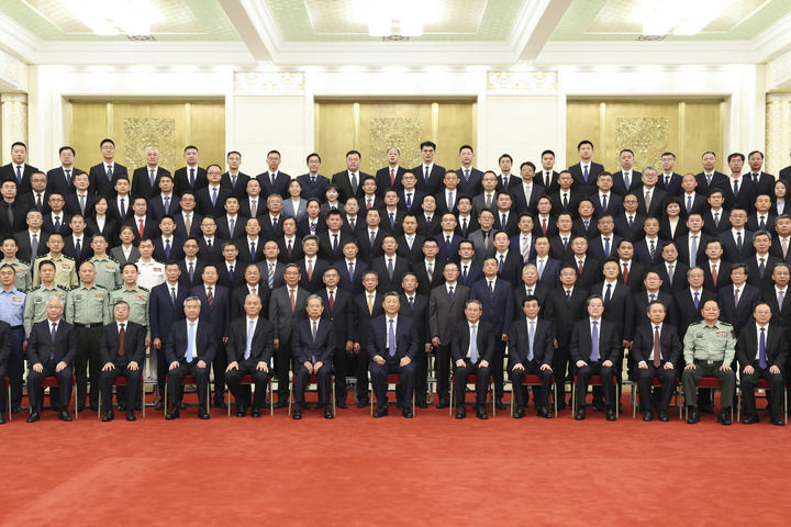 9月23日,党和国家领导人习近平、李强、赵乐际、王沪宁、蔡奇、丁薛祥、李希等在人民大会堂接见探月工程嫦娥六号任务参研参试人员代表并参观月球样品和探月工程成果展览。这是习近平等接见探月工程嫦娥六号任务参研参试人员代表。