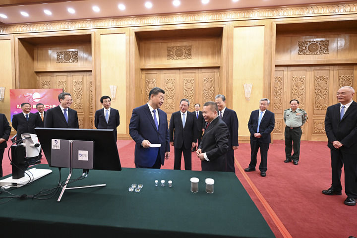 9月23日,党和国家领导人习近平、李强、赵乐际、王沪宁、蔡奇、丁薛祥、李希等在人民大会堂接见探月工程嫦娥六号任务参研参试人员代表并参观月球样品和探月工程成果展览。这是习近平等参观月球样品和探月工程成果展览。