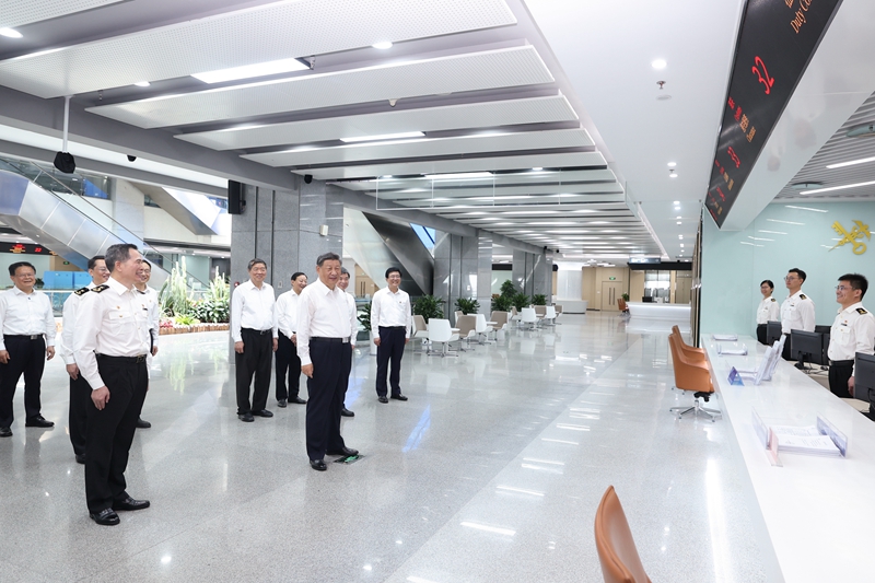 10月15日至16日,中共中央总书记、国家主席、中央军委主席习近平在福建考察。这是16日上午,习近平在中国(福建)自由贸易试验区厦门片区考察时,同综合服务大厅窗口工作人员亲切交流。