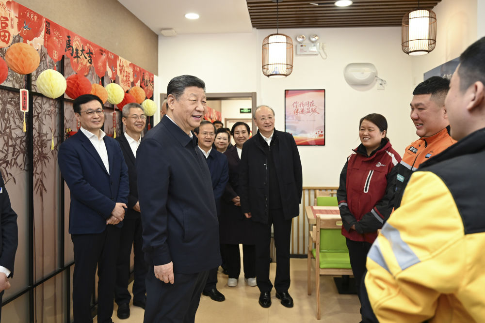 2月9日至10日,中共中央总书记、国家主席、中央军委主席习近平在北京考察并看望慰问基层干部群众。这是10日上午,习近平在西城区新街口街道父母食堂考察时,同在这里休息的快递小哥亲切交流。