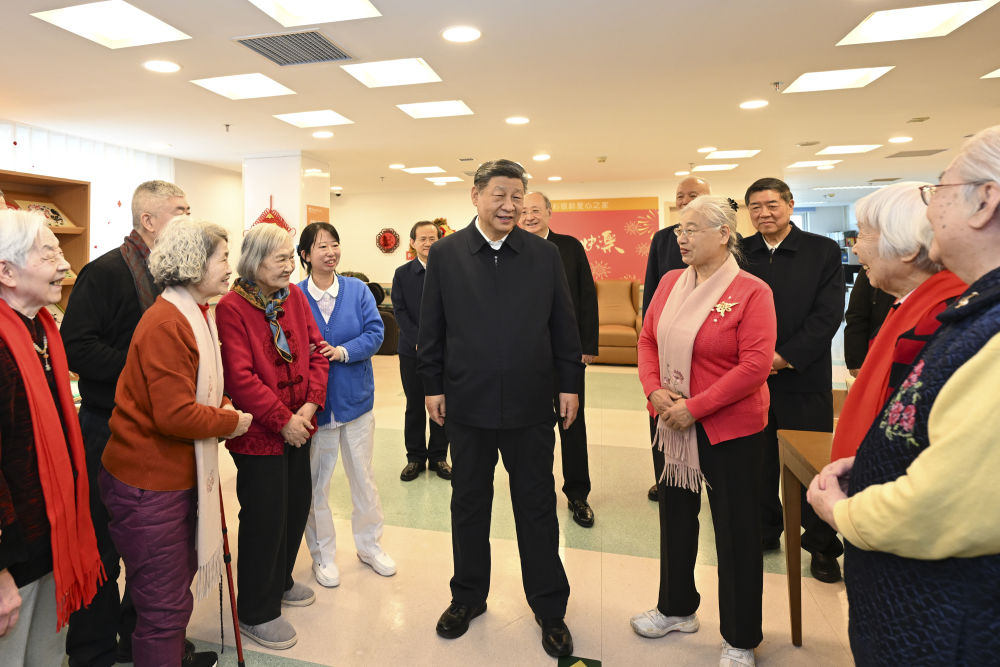 2月9日至10日,中共中央总书记、国家主席、中央军委主席习近平在北京考察并看望慰问基层干部群众。这是10日上午,习近平在西城区“吾老·新街”养老服务街区银龄老年公寓考察时,同老人们亲切交流。