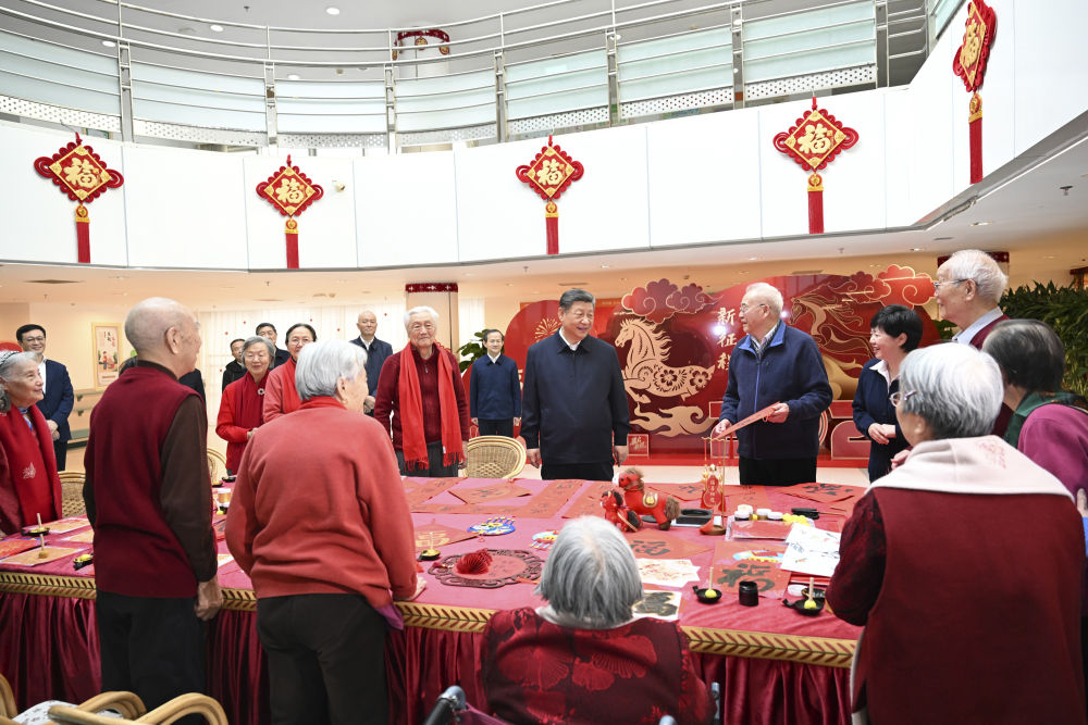 2月9日至10日,中共中央总书记、国家主席、中央军委主席习近平在北京考察并看望慰问基层干部群众。这是10日上午,习近平在西城区“吾老·新街”养老服务街区银龄老年公寓考察时,同老人们亲切交流。