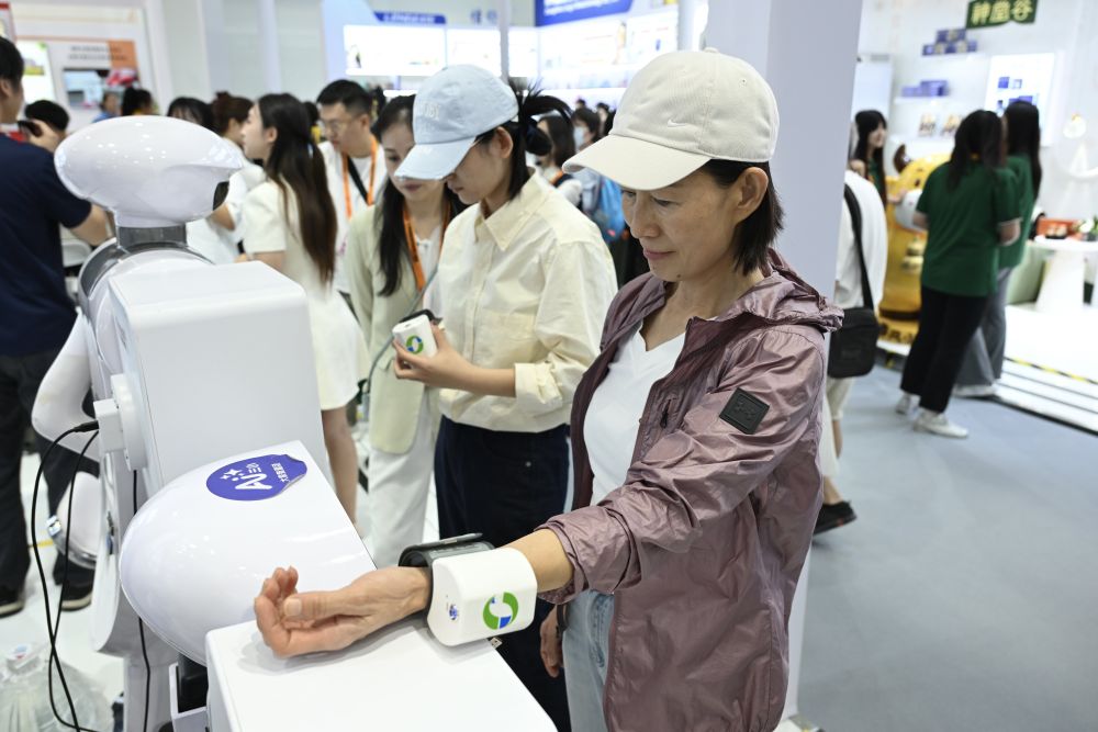 2026年9月10日,在2026年中国国际服务贸易交易会健康卫生服务专题展区,一名参观者体验智能中医脉诊设备。